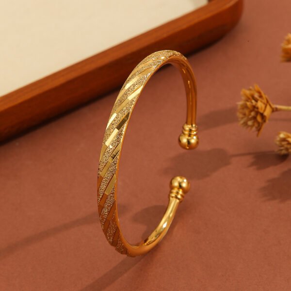 1pcsVintage Gold-plated 18k Delicate Pattern Bracelet, Sand Gold Women's Open Bracelet, Suitable For Daily Wear Holiday Gifts - Image 3